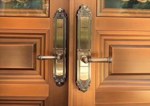 Hình ảnh thực tế khóa vân tay cửa gỗ tân cổ điển Kaadas 6002 lắp đặt sang trọng