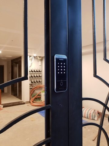 khóa cửa cổng bằng vân tay