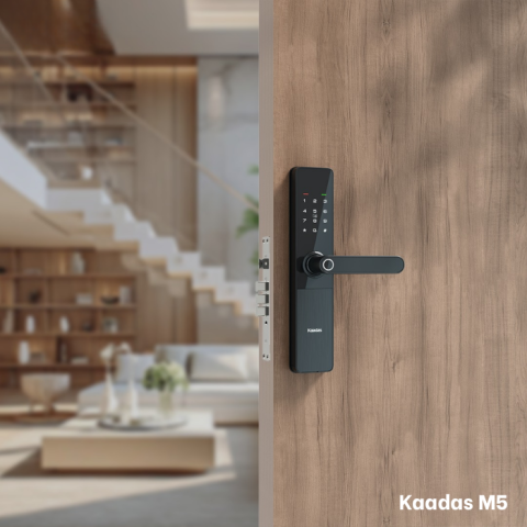 Khóa vân tay Kaadas bảo vệ bề mặt cửa gỗ tự nhiên