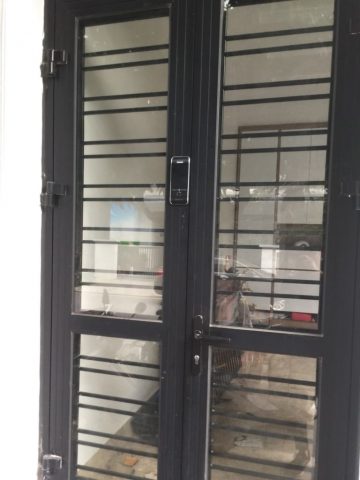 khóa điện tử cửa nhôm