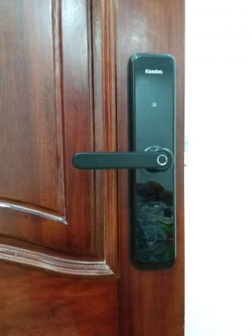 lắp khóa vân tay cho cửa sắt khóa từ cửa ra vào
