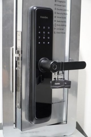 cách sử dụng khóa cửa thẻ từ