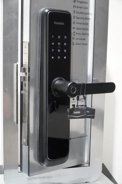 cách sử dụng khóa cửa thẻ từ