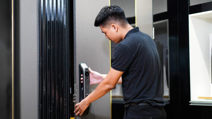 Giá khóa cửa vân tay và những điều cần biết