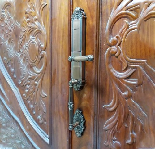Khóa vân tay cửa gỗ tự nhiên Kaadas 6001 mạ đồng cao cấp lắp đặt thực tế cho cửa đại sảnh