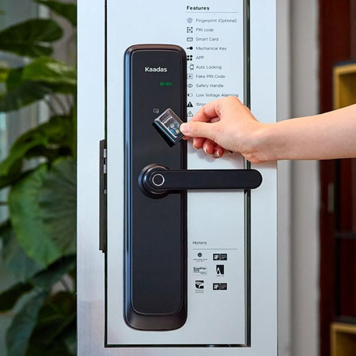 Khóa cửa vân tay Kaadas mở bằng thẻ từ tiện dụng, an toàn