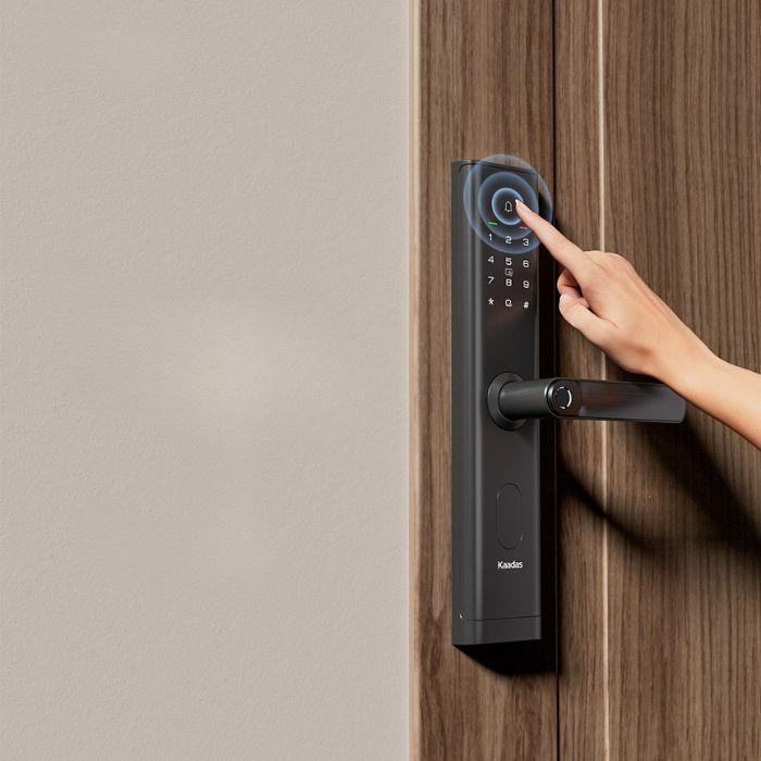 Mở khóa cửa bằng cảm ứng vân tay nhanh nhạy, chính xác