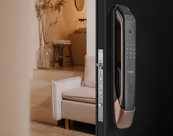 Khóa điện tử sắp hết pin có cảnh báo gì 3