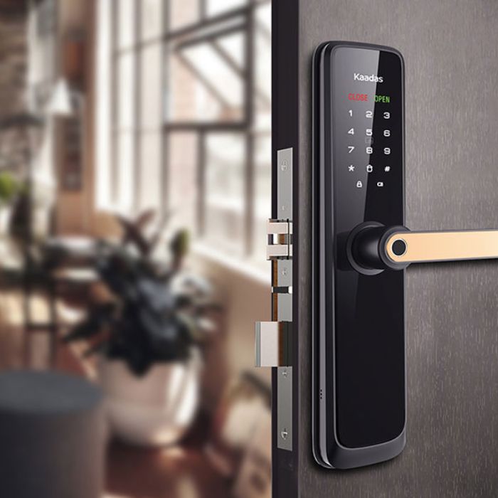 Khóa cửa vân tay hết pin làm sao để mở cửa được 1