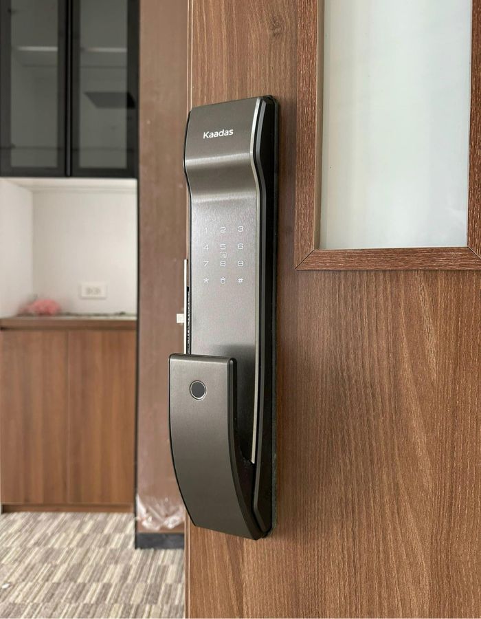 khóa cửa vân tay thẻ từ 4