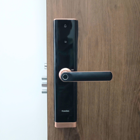 Khóa vân tay Kaadas M7-W tôn lên vẻ đẹp cửa gỗ nhà phố