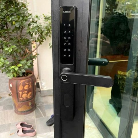 khoá thẻ từ cửa nhôm 6