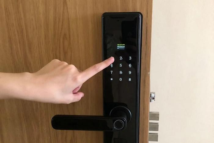 Lắp khóa vân tay