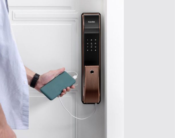 Vị trí cổng sạc dự phòng và ổ khóa cơ trên khóa cửa vân tay Kaadas