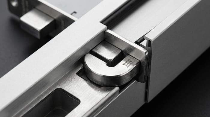 Cơ chế chốt móc an toàn của khóa vân tay Kaadas lắp đặt chuyên biệt cho cửa nhôm lùa.