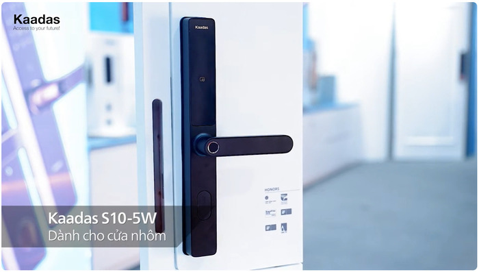 Khóa vân tay cửa nhôm Kaadas S10-5W cao cấp lắp trên hệ cửa nhôm Xingfa sang trọng.