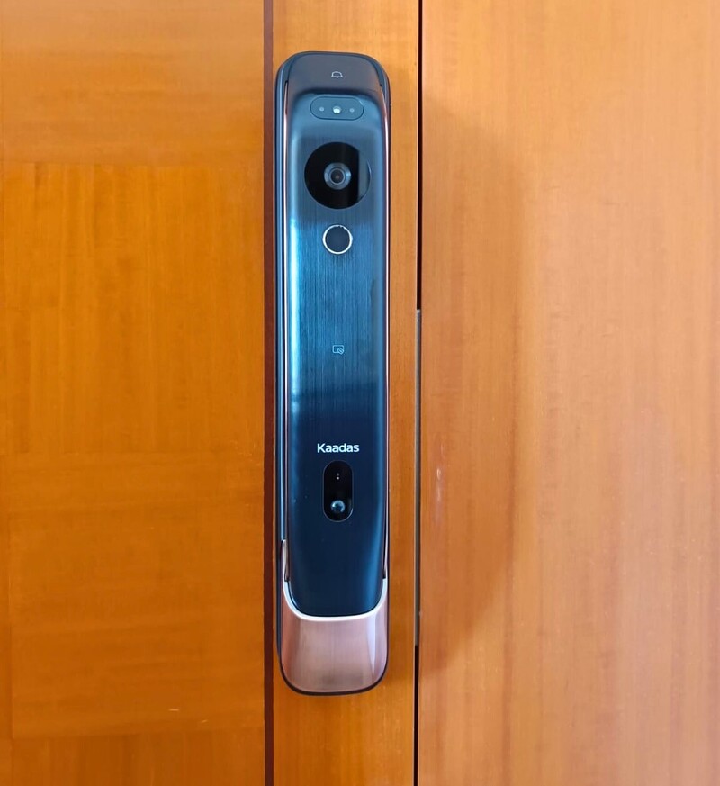 Khóa cửa điện tử Kaadas K20 Pro Max cao cấp trên nền cửa gỗ